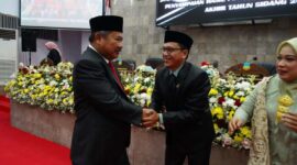 Bupati Garut Rudy Gunawan memberikan selamat kepada Ayi Suryana yang dilantik menjadi Wakil Ketua DPRD Kabupaten Garut menggantikan posisi almarhum Agus Hamdani. Jum'at 30 Desember 2022.