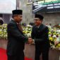 Bupati Garut Rudy Gunawan memberikan selamat kepada Ayi Suryana yang dilantik menjadi Wakil Ketua DPRD Kabupaten Garut menggantikan posisi almarhum Agus Hamdani. Jum'at 30 Desember 2022.