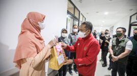 Di Malam Pergantian Tahun Walikota Bandung  Yana Mulyana  memberikan bunga dan bingkisan kepada Nakes dan pasien di RSUD Bandung Kiwari, Sabtu 31 Desember 2022 malam.