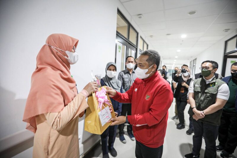 Di Malam Pergantian Tahun Walikota Bandung  Yana Mulyana  memberikan bunga dan bingkisan kepada Nakes dan pasien di RSUD Bandung Kiwari, Sabtu 31 Desember 2022 malam.