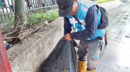 Petugas Kebersihan Kota Bandung membersihkan sampah sisa malam tahun baru di beberapa titik Kota Bandung. Minggu 1 Januari 2023.