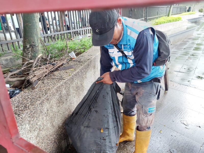 Petugas Kebersihan Kota Bandung membersihkan sampah sisa malam tahun baru di beberapa titik Kota Bandung. Minggu 1 Januari 2023.