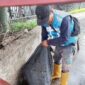 Petugas Kebersihan Kota Bandung membersihkan sampah sisa malam tahun baru di beberapa titik Kota Bandung. Minggu 1 Januari 2023.