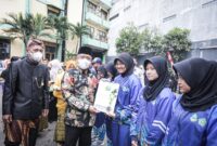 Walikota Bandung Yana Mulyana menyerahkan sertifikat tanah untuk rumah ibadah pada acara Hari Amal Bhakti ke-77 Kementerian Agama (Kemenag), Selasa 3 Januari 2023