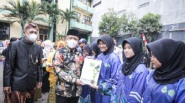 Walikota Bandung Yana Mulyana menyerahkan sertifikat tanah untuk rumah ibadah pada acara Hari Amal Bhakti ke-77 Kementerian Agama (Kemenag), Selasa 3 Januari 2023