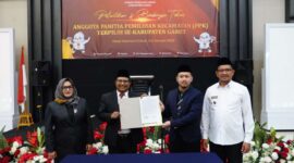 Wabup Garut dr Helmi Budiman (Kanan) berfoto bersama Ketua KPU Kabupaten Garut usai pelaksanaan penandatanganan pakta integritas. Balroom hotel harmoni Garut Rabu (4/1/2023)