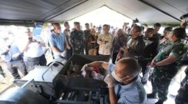 Gubernur Jawa Barat Ridwan Kamil meninjau mesin pengurai sampah  inovasi Panglima Daerah III/ Siliwangi Mayjen TNI Kunto Arief Wibowo. Di Lembang KBB, Kamis 5 Januari 2023. Bila diproduksi secara massal mampu mengurangi produksi sampah di Jabar. 