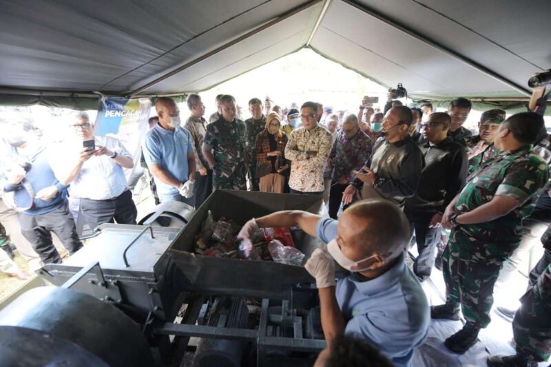 Gubernur Jawa Barat Ridwan Kamil meninjau mesin pengurai sampah  inovasi Panglima Daerah III/ Siliwangi Mayjen TNI Kunto Arief Wibowo. Di Lembang KBB, Kamis 5 Januari 2023. Bila diproduksi secara massal mampu mengurangi produksi sampah di Jabar. 