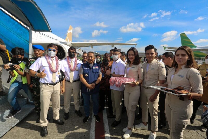 Walikota Bandung menghadiri acara penyambutan penerbangan Pertama Super Air Jet Dari Badara Husein Sastranegara Bandung. Jumat 6 Januari 2022.