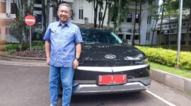 Walikota Bandung Yana Mulyana Dengan Mobil dinas listriknya. Pemkot Bandung mengikuti arahan Presiden (beralih ke mobil listrik). Kami berharap bisa mendorong dan memperbaiki ekosistem lingkungan menjadi lebih hijau,” ujar Yana, Jumat 6 Januari 2023.