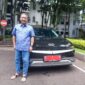 Walikota Bandung Yana Mulyana Dengan Mobil dinas listriknya. Pemkot Bandung mengikuti arahan Presiden (beralih ke mobil listrik). Kami berharap bisa mendorong dan memperbaiki ekosistem lingkungan menjadi lebih hijau,” ujar Yana, Jumat 6 Januari 2023.