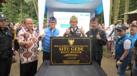 Gubernur Jawa Barat Ridwan Kamil Didampingi Walikota Bogor Bima Arya meresmikan Situ Gede pasca penataan dan revitalisasi di Kelurahan Situ Gede, Kota Bogor, Kamis (19/1/2023).