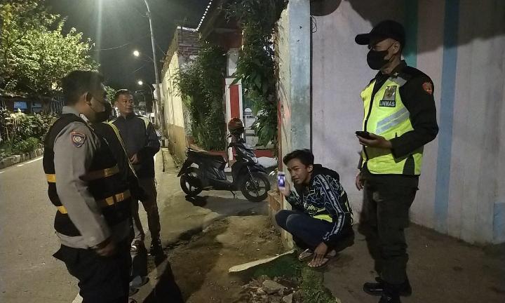 langkah antisipasi dan meminimalisir tindak kejahatan serta sebagai gerakan untuk memberikan rasa aman dan nyaman , Masyarakat pun secara bergotong royong melakukan siskamling hingga di jalan terkecil seperti gang. 