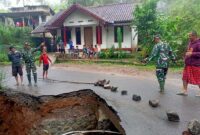 Jalan jembatan di Kampung Cikalong, Desa Karangagung, Kabupaten Garut, dilaporkan mengalami ambles pada Minggu sore (29/1/2023), pukul 15.30 WIB. (foto portal Jabar)