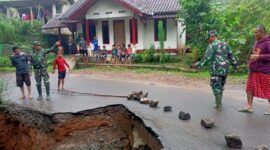 Jalan jembatan di Kampung Cikalong, Desa Karangagung, Kabupaten Garut, dilaporkan mengalami ambles pada Minggu sore (29/1/2023), pukul 15.30 WIB. (foto portal Jabar)