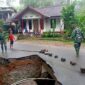 Jalan jembatan di Kampung Cikalong, Desa Karangagung, Kabupaten Garut, dilaporkan mengalami ambles pada Minggu sore (29/1/2023), pukul 15.30 WIB. (foto portal Jabar)