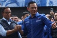 Anies Baswedan dan Agus Harimurti Yudhoyono (AHY) berjabat tangan setelah menyampaikan pidato di kantor DPP Partai Demokrat di Kelurahan Pegangsaan, Kecamatan Menteng, Jakarta Pusat, Jumat (7/10/2022). (Sumber: KOMPAS)