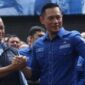 Anies Baswedan dan Agus Harimurti Yudhoyono (AHY) berjabat tangan setelah menyampaikan pidato di kantor DPP Partai Demokrat di Kelurahan Pegangsaan, Kecamatan Menteng, Jakarta Pusat, Jumat (7/10/2022). (Sumber: KOMPAS)