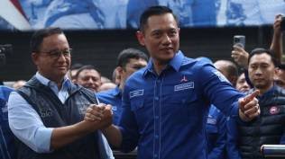 Anies Baswedan dan Agus Harimurti Yudhoyono (AHY) berjabat tangan setelah menyampaikan pidato di kantor DPP Partai Demokrat di Kelurahan Pegangsaan, Kecamatan Menteng, Jakarta Pusat, Jumat (7/10/2022). (Sumber: KOMPAS)