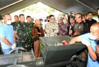 Pangdam III/SLW Mayjen TNI Kunto Arief Wibowo bersama Gubernur Jawa Barat Ridwan Kamil saat meninjau mesin pencacah sampah inovasi Kodam III Siliwangi. Dalam acara lounching inovasi mesin pengolah sampah. Lembang KBB, Kamis 5 Januari 2023.