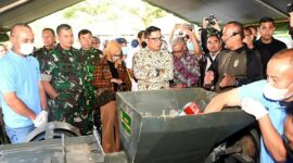 Pangdam III/SLW Mayjen TNI Kunto Arief Wibowo bersama Gubernur Jawa Barat Ridwan Kamil saat meninjau mesin pencacah sampah inovasi Kodam III Siliwangi. Dalam acara lounching inovasi mesin pengolah sampah. Lembang KBB, Kamis 5 Januari 2023.
