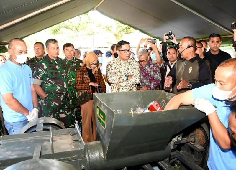 Pangdam III/SLW Mayjen TNI Kunto Arief Wibowo bersama Gubernur Jawa Barat Ridwan Kamil saat meninjau mesin pencacah sampah inovasi Kodam III Siliwangi. Dalam acara lounching inovasi mesin pengolah sampah. Lembang KBB, Kamis 5 Januari 2023.