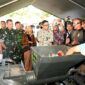 Pangdam III/SLW Mayjen TNI Kunto Arief Wibowo bersama Gubernur Jawa Barat Ridwan Kamil saat meninjau mesin pencacah sampah inovasi Kodam III Siliwangi. Dalam acara lounching inovasi mesin pengolah sampah. Lembang KBB, Kamis 5 Januari 2023.
