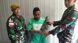 Satgas Satuan Organik Maluku Utara Yonarhanud 3/YBY menerima penyerahan senjata dan munisi dari masyarakat Maluku Utara, Senin (16/01/2023).