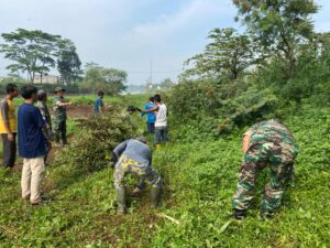 Foto Anggota Satgas Citarum Harum Sektor 6 Kerja Bakti Bersama di Desa Tegalluar