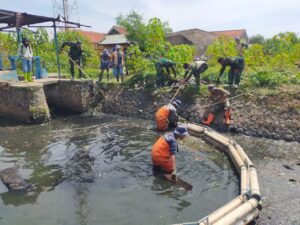 Anggota Satgas Citarum Harum Sektor 6 Mengangkat Sampah di Jaring Apung Sungai Ciateul Bojongsoang