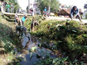 Anggota Satgas Citarum Harum Sektor 6 Bersihkan Sampah di Sungai Kp Wargamekar