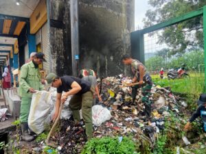 Foto anggota Satgas Citarum Harum Sektor,Koramil Bersama 2408/ Ciparay,pemerintahan Desa Pakutandang serta warga masyarakat sekitar sedang mengangkut sampah