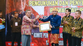 Penyerahan akreditas Pemantau pemilu untuk Komite Pencegahan Korupsi Jabar dari Bawaslu RI yang diserahkan oleh Bawaslu Jabar Harminus Koto kepada Ketua Umum KPK Jabar Piar Pratama SH. Selasa 10 Januari 2023.