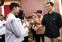 Ketua KPU Agus Baroya Bersama Bupati Bandung Dadang Supriatna saat menyalami anggota PPS usai pelantikan di sutanraja soreang,. Sepasa 24 Januari 2023.(foto dejurnal)