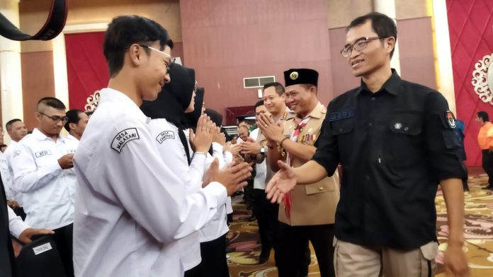 Ketua KPU Agus Baroya Bersama Bupati Bandung Dadang Supriatna saat menyalami anggota PPS usai pelantikan di sutanraja soreang,. Sepasa 24 Januari 2023.(foto dejurnal)