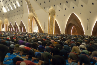 Ribuan pengunjung melaksanakan shalat isya berjamaah di masjid Al Jabbar Gedebage Kota Bandung Jawa Barat pada liburan tahun baru Minggu 1 Januari 2023.