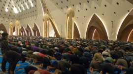 Ribuan pengunjung melaksanakan shalat isya berjamaah di masjid Al Jabbar Gedebage Kota Bandung Jawa Barat pada liburan tahun baru Minggu 1 Januari 2023.