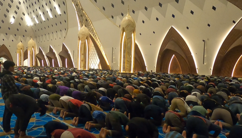 Ribuan pengunjung melaksanakan shalat isya berjamaah di masjid Al Jabbar Gedebage Kota Bandung Jawa Barat pada liburan tahun baru Minggu 1 Januari 2023.