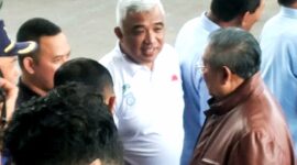 Ketua DPC Demokrat Kabupaten Bandung Saeful Bachri menyambut kedatangan SBY dan AHY di Kabupaten Bandung. Kamis 5 Januari 2023.