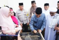 Didampingi Ketua DPRD Kabupaten Bandung H Sugianto, Wakil Bupati Bandung H Sahrul Gunawan meresmikan masjid Jami At Taqwa ditandai dengan penandatanganan prasasti. Baleendah 6 Januari 2023.