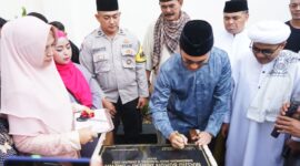 Didampingi Ketua DPRD Kabupaten Bandung H Sugianto, Wakil Bupati Bandung H Sahrul Gunawan meresmikan masjid Jami At Taqwa ditandai dengan penandatanganan prasasti. Baleendah 6 Januari 2023.