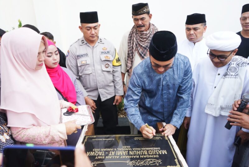 Didampingi Ketua DPRD Kabupaten Bandung H Sugianto, Wakil Bupati Bandung H Sahrul Gunawan meresmikan masjid Jami At Taqwa ditandai dengan penandatanganan prasasti. Baleendah 6 Januari 2023.