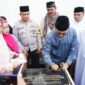 Didampingi Ketua DPRD Kabupaten Bandung H Sugianto, Wakil Bupati Bandung H Sahrul Gunawan meresmikan masjid Jami At Taqwa ditandai dengan penandatanganan prasasti. Baleendah 6 Januari 2023.