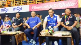 Susilo Bambang Yudhoyono dan Agus Harimurti Yudhoyono didampingi rombongan saat menyaksikan pertandinga Proliga 2023 di Jalak Harupat, Soreang, Kamis (5/1/2023)