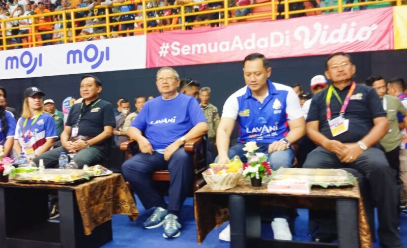 Susilo Bambang Yudhoyono dan Agus Harimurti Yudhoyono didampingi rombongan saat menyaksikan pertandinga Proliga 2023 di Jalak Harupat, Soreang, Kamis (5/1/2023)