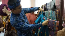Wakil Bupati Bandung H Sahrul Gunawan mengunjungi stand pameran sarung Majalaya pada acara Road to festival Sarung Majalaya 2nd tahun 2023 di Satpel Peng Industri Pertekstilan Bandung Jl Raya Rancaekek - Majalaya Solokan jeruk Kabupaten Bandung. Selasa 17 Januari 2023.