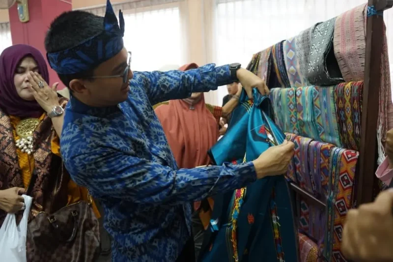 Wakil Bupati Bandung H Sahrul Gunawan mengunjungi stand pameran sarung Majalaya pada acara Road to festival Sarung Majalaya 2nd tahun 2023 di Satpel Peng Industri Pertekstilan Bandung Jl Raya Rancaekek - Majalaya Solokan jeruk Kabupaten Bandung. Selasa 17 Januari 2023.