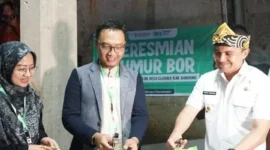 Wakil Bupati Bandung H Sahrul Gunawan didampingi Dea Sunarwan (Indonesia Beramal Sholeh) meresmikan Sumber Air Bersih (SAB) . Desa Kanayakan Paseh, Rabu 18 Januari 2023.
