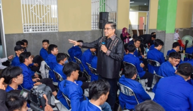 Wakil Ketua Komisi X DPR-RI Dede Yusuf Macan Effendi saat memberikan kuliah umum di Universitas Sali Al-Aitam (Unisal) Jl Ciganitri, Bojongsoang, Kabupaten Bandung. Jumat (20/1/2023).