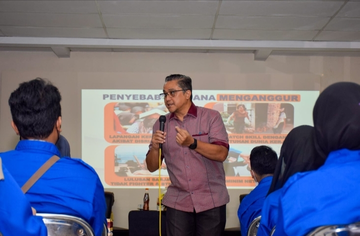 Wakil Ketua Komisi X DPR Dede Yusuf Macan Effendi kembali tampil dalam studium general. Kali ini hadir di depan civitas akademika Sekolah Tinggi Ilmu Komunikasi (Stikom) Cicadas, Kota Bandung, Sabtu (21/1/2023).